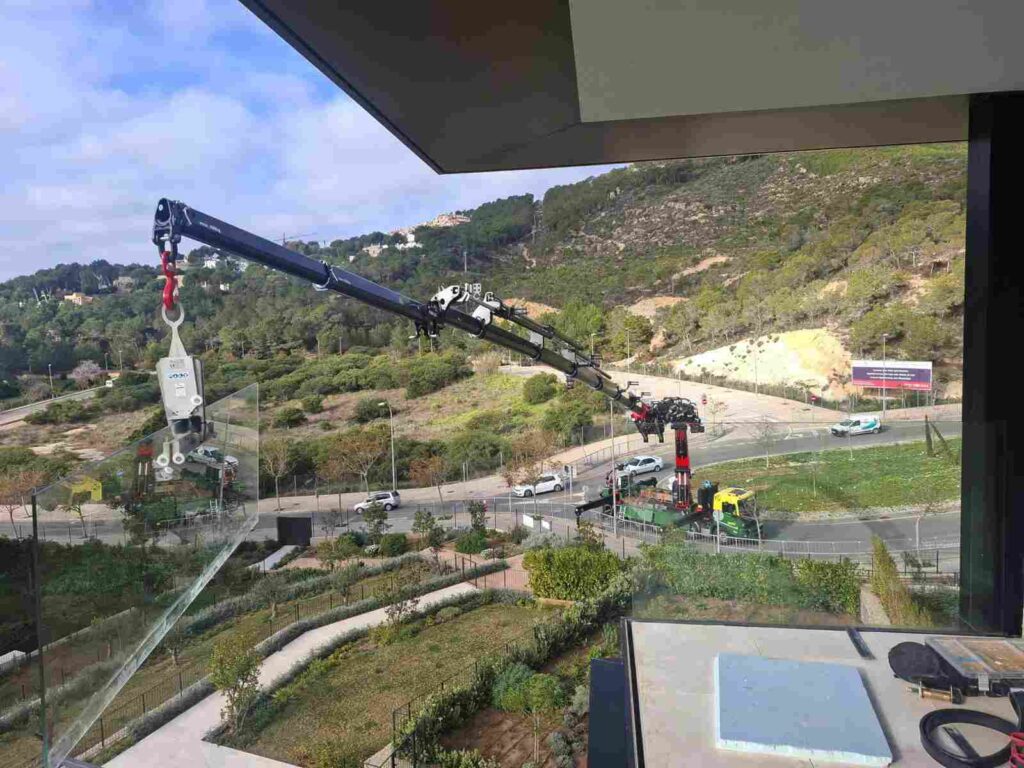 Usos y ventajas de los camiones grúa